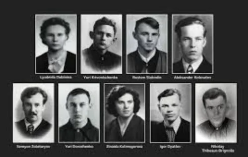 Um grupo de jovens partiu para uma expedição nos Montes Urais em 1959 e nunca mais voltou. Dias depois, corpos foram achados com sinais de violência e em condições incomuns.