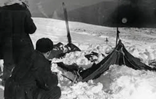 As autoridades encontraram a tenda rasgada de dentro para fora e pegadas descalças na neve. Alguns corpos tinham fraturas internas, outros estavam sem olhos ou até sem língua.