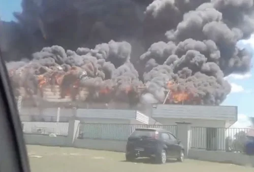 Effa Motors: Funcionários relatam pânico durante incêndio na fabrica que destruiu centenas de veículos