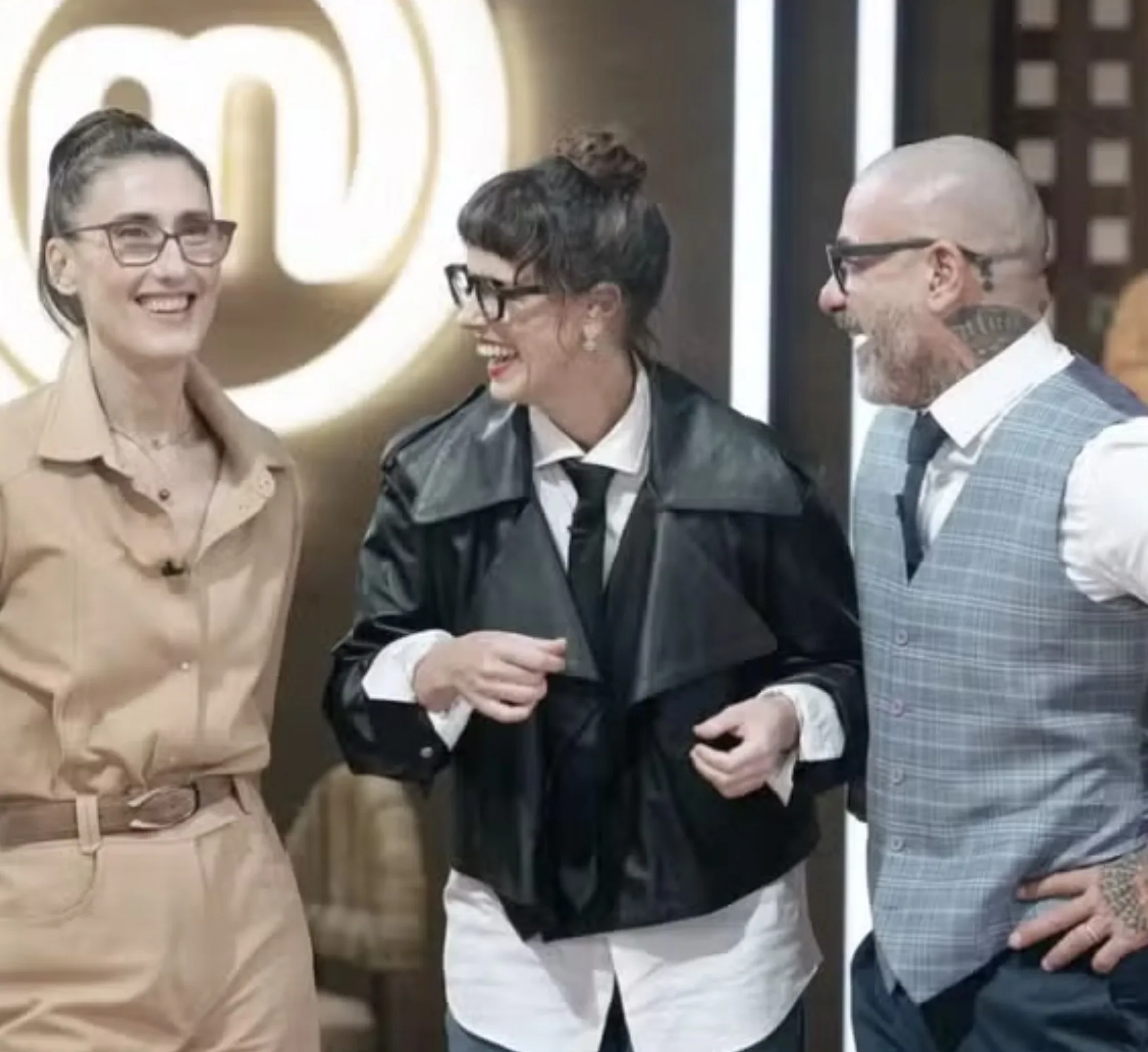 A chef Paola Carosella voltou ao MasterChef depois de cinco anos e avaliou com rigor os pratos ao lado de Henrique Fogaça e Helena Rizzo no episódio mais exigente do ano.