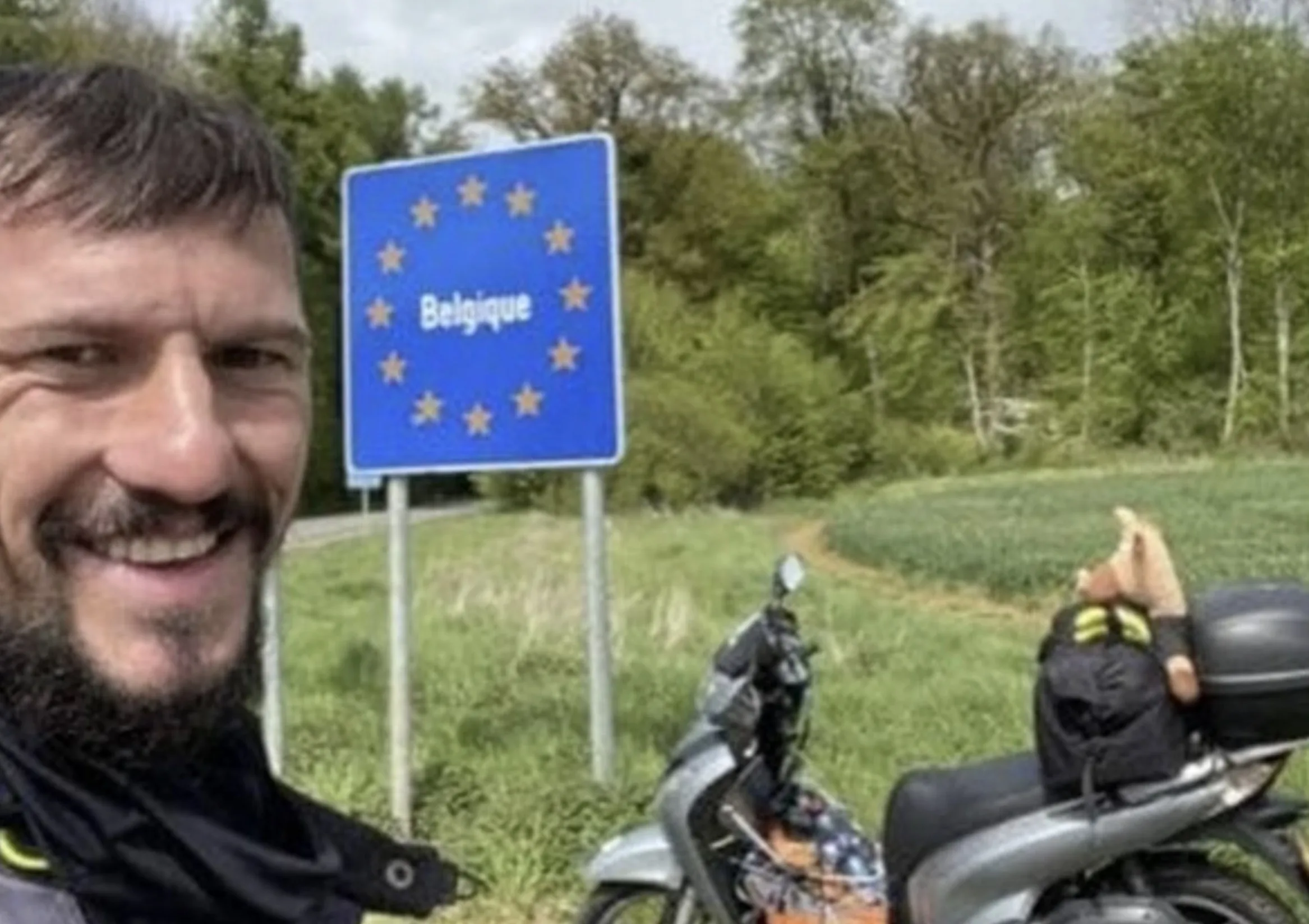 Alex Tibola fez da estrada sua casa por cinco anos, cruzando mais de 80 países de moto e registrando cada momento nas redes sociais.