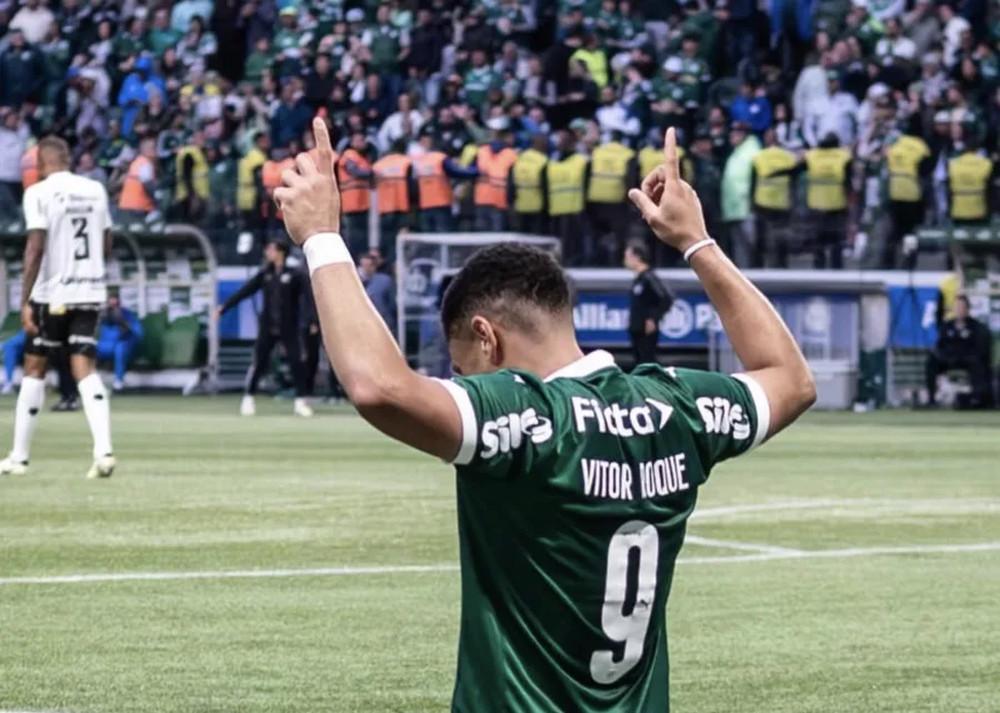 Vitor Roque amplia vantagem do Palmeiras com belo gol contra o Universitario pela Libertadores