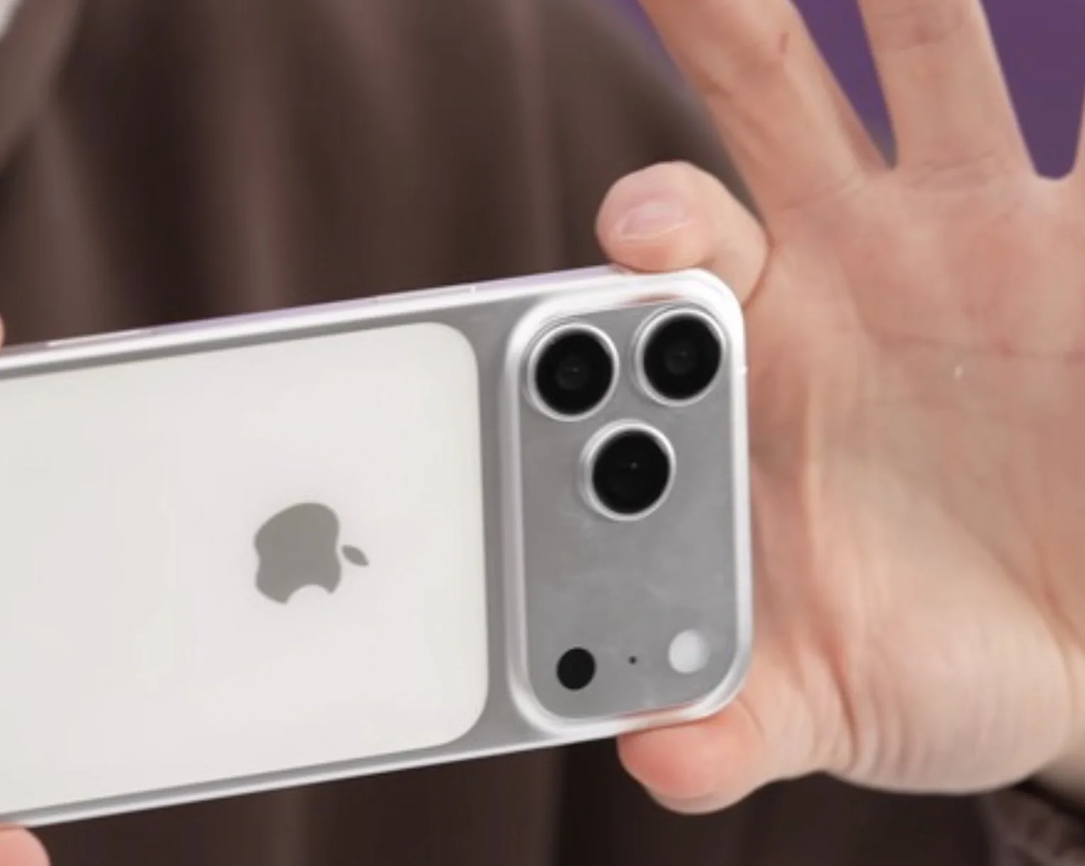 O iPhone 17 Pro Max deve trazer uma lente telefoto de 48 MP com zoom óptico de até 8x, algo inédito na Apple e capaz de mudar a experiência de fotografia.
