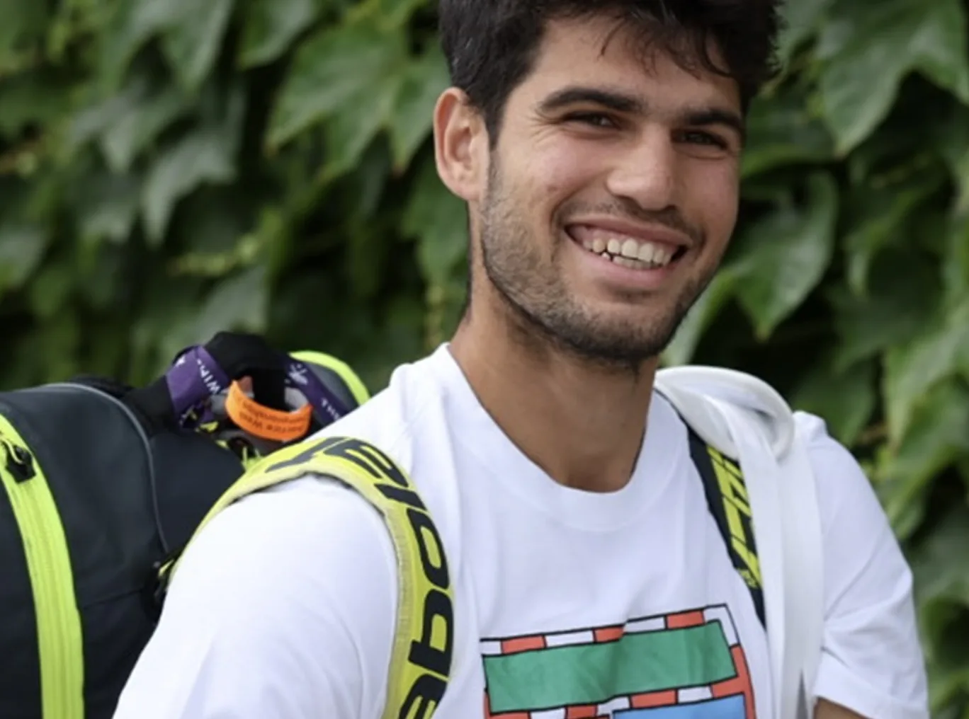 Carlos Alcaraz enfrenta Jannik Sinner neste domingo, 17/08, em Cincinnati, na final do Masters 1000. O jogo acontece às 17h, horário de Brasília, no Lindner Family Tennis Center.
