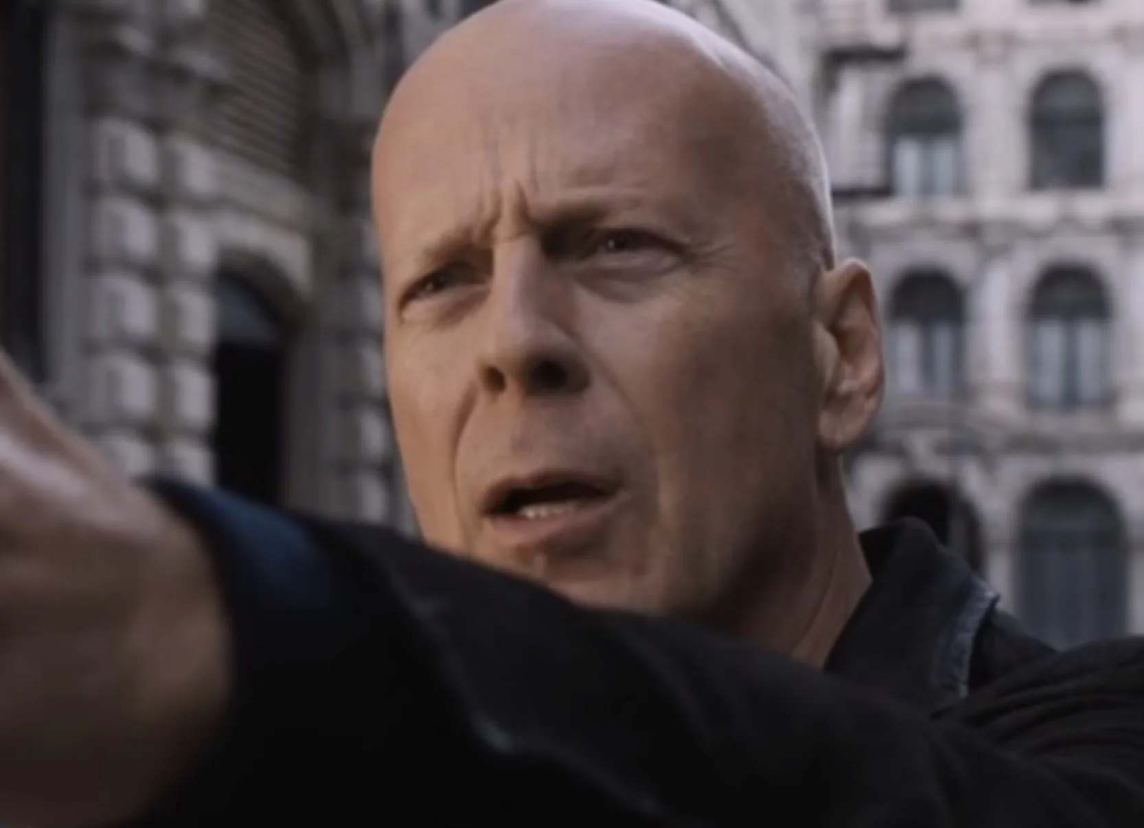 Bruce Willis, de 70 anos, enfrenta a demência frontotemporal desde 2023, doença que compromete fala, comportamento e movimento, levando ao afastamento do cinema.