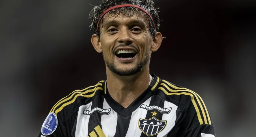 Gustavo Scarpa marca golaço de falta ensaiada e abre o placar para o Atlético-MG contra o Grêmio pelo Brasileirão na Arena MRV