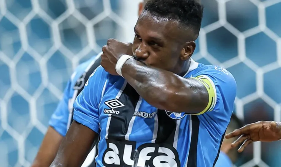 Edenílson empata para o Grêmio após escanteio de Marlon em duelo contra o Atlético-MG pelo Brasileirão na Arena MRV