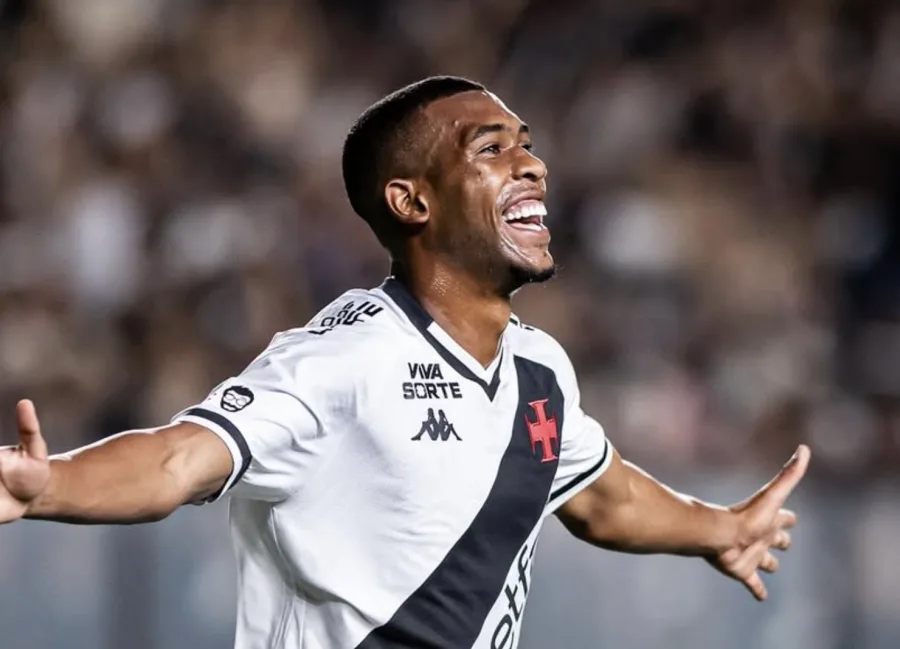Rayan amplia goleada do Vasco sobre o Santos no Morumbis com gol de pênalti pelo Brasileirão 2025