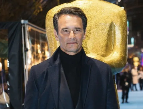 Rodrigo Santoro recebe Kikito de Cristal em Gramado e participa da fabricação do troféu em visita à fábrica de cristal no RS