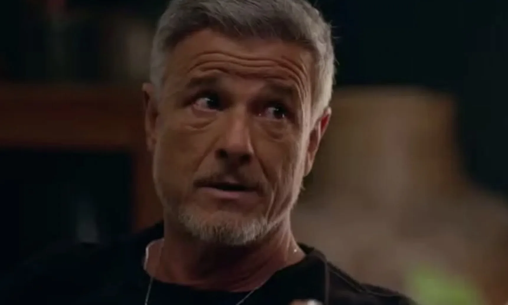 Ao sacar uma arma e disparar seis tiros contra Jaques, ela deixa o vilão aterrorizado e sem reação, acreditando ter sido alvejado.