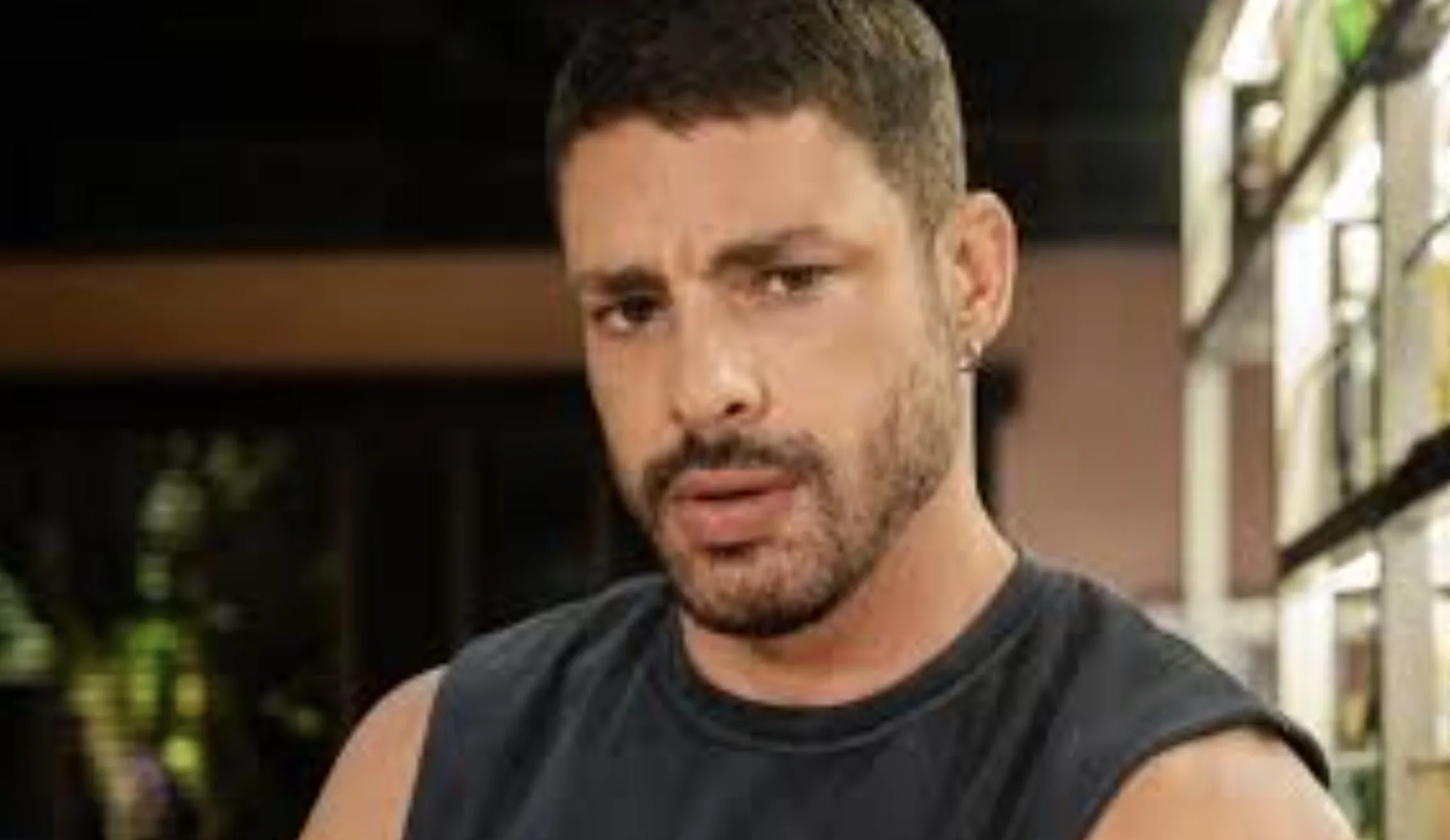 Maria de Fátima insiste em chantagear e envia fotos suas com César a Odete. O gesto inesperado rende um pedido de casamento e gera novas disputas.