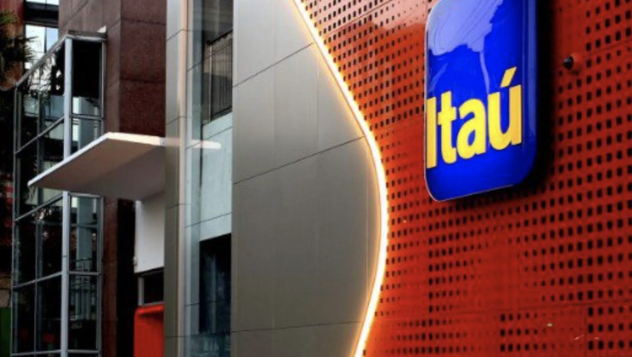 O Itaú Unibanco anunciou lucro de R$ 11,5 bilhões no 2º trimestre de 2025, mas também confirmou fechamento de agências e cortes de funcionários.