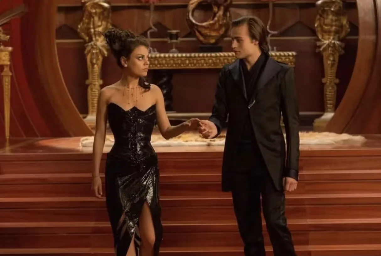 Uma jovem vivendo nos Estados Unidos após deixar a Rússia descobre que pertence a uma linhagem cósmica destinada a mudar o futuro do universo.