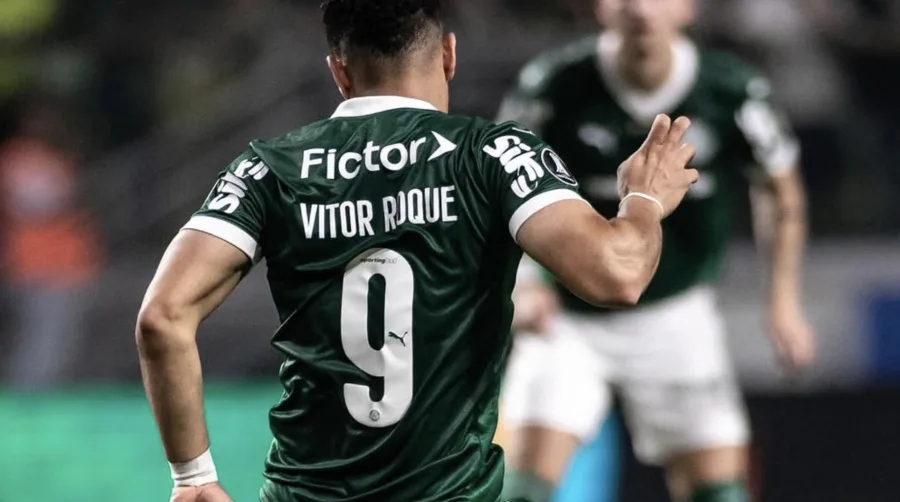 Corinthians x Palmeiras: Vitor Roque abre placar no dérbi com gol de pênalti em Itaquera
