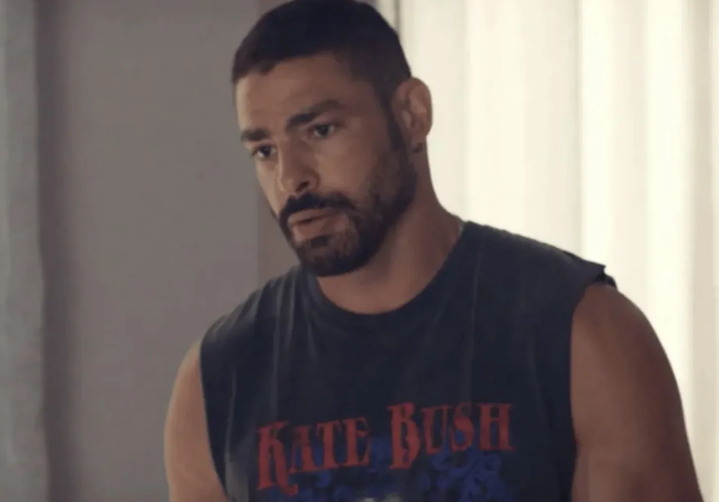 César enfrenta Fátima em diálogo intenso, negando envolvimento na morte de Odete e deixando claro que não assumiria culpas que não lhe beneficiassem.