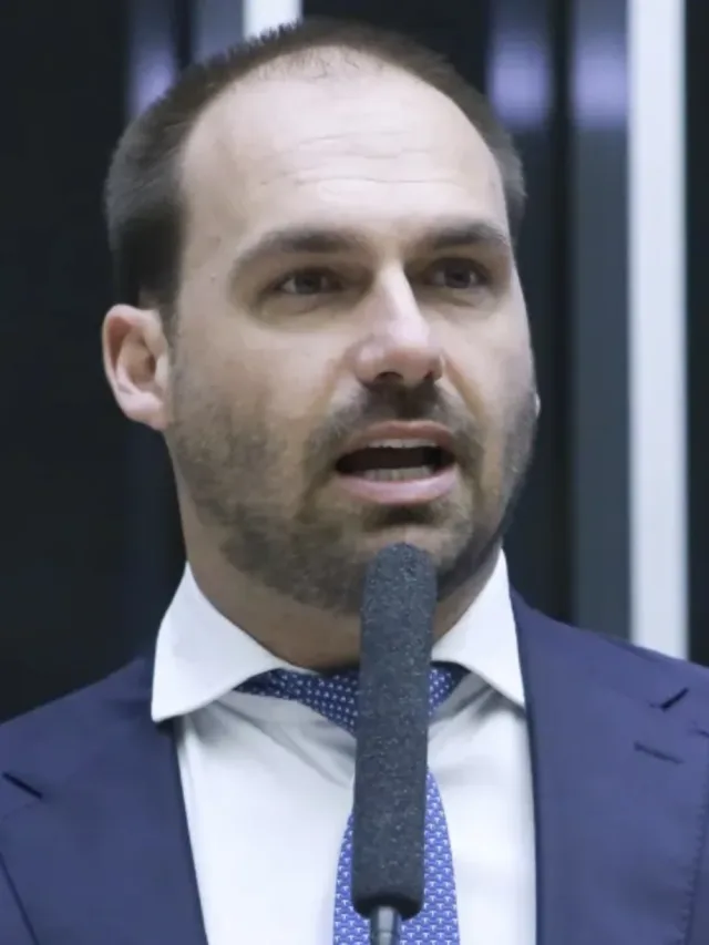 Eduardo Bolsonaro xinga o pai em mensagens reveladas pela PF