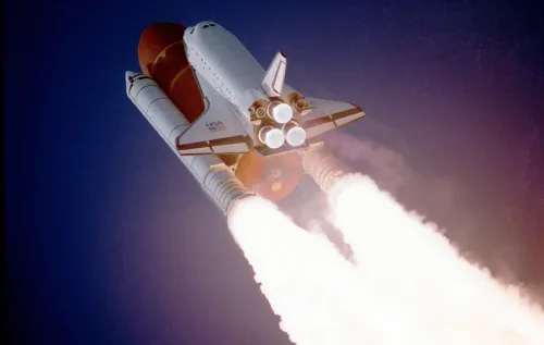 No frio de 28 de janeiro de 1986, a Challenger partiu para sua 10ª missão. A NASA sabia dos riscos nos anéis de vedação, mas decidiu seguir com o lançamento mesmo sob temperaturas extremas.