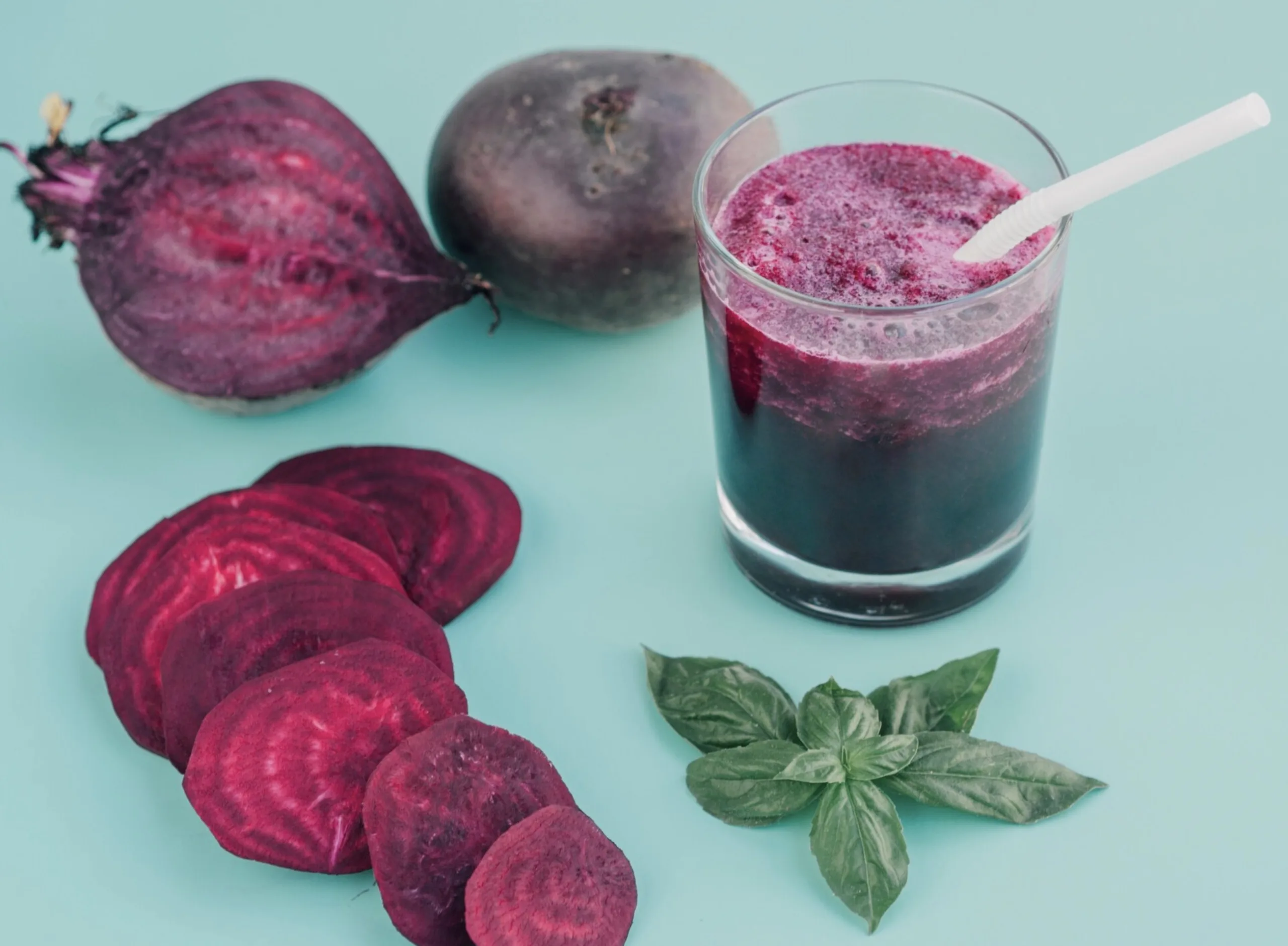 A beterraba ajuda a controlar a pressão arterial por meio dos nitratos que se transformam em óxido nítrico, relaxando os vasos sanguíneos e melhorando a circulação do sangue.