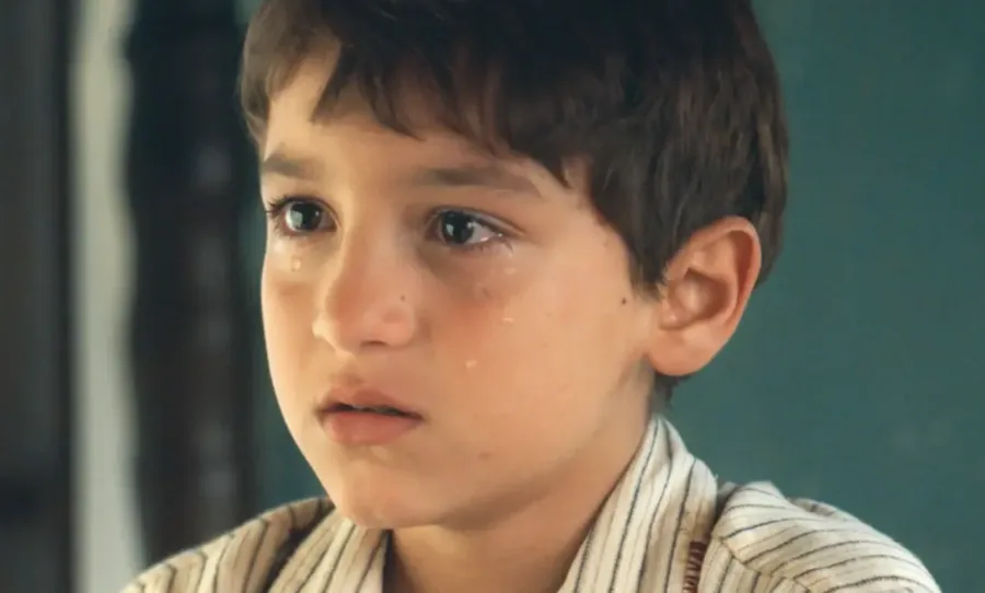 Samir se emociona com adoção em Êta Mundo Melhor, mas cai em armadilha