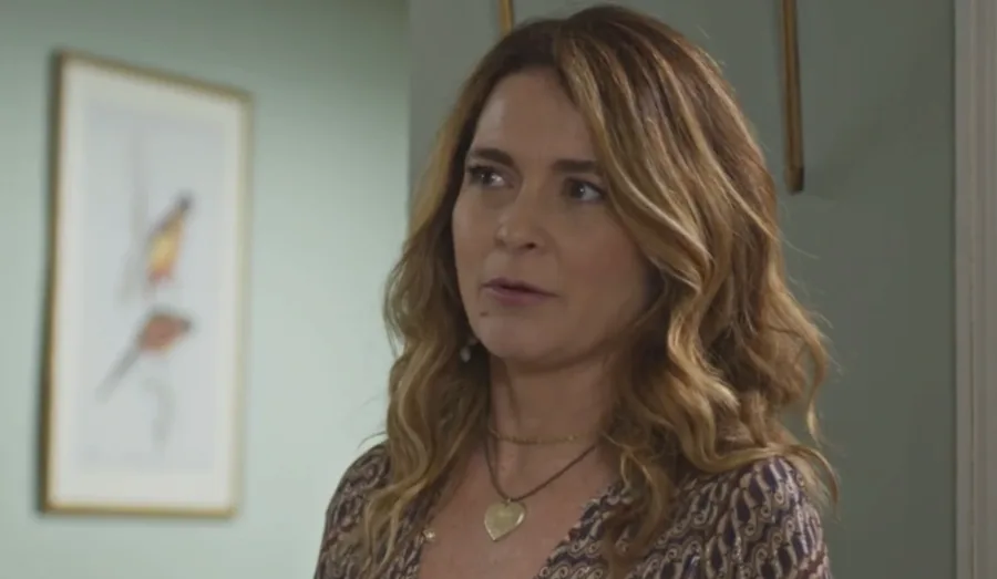 Filipa descobre detalhe da morte de Olívia e fica em choque
