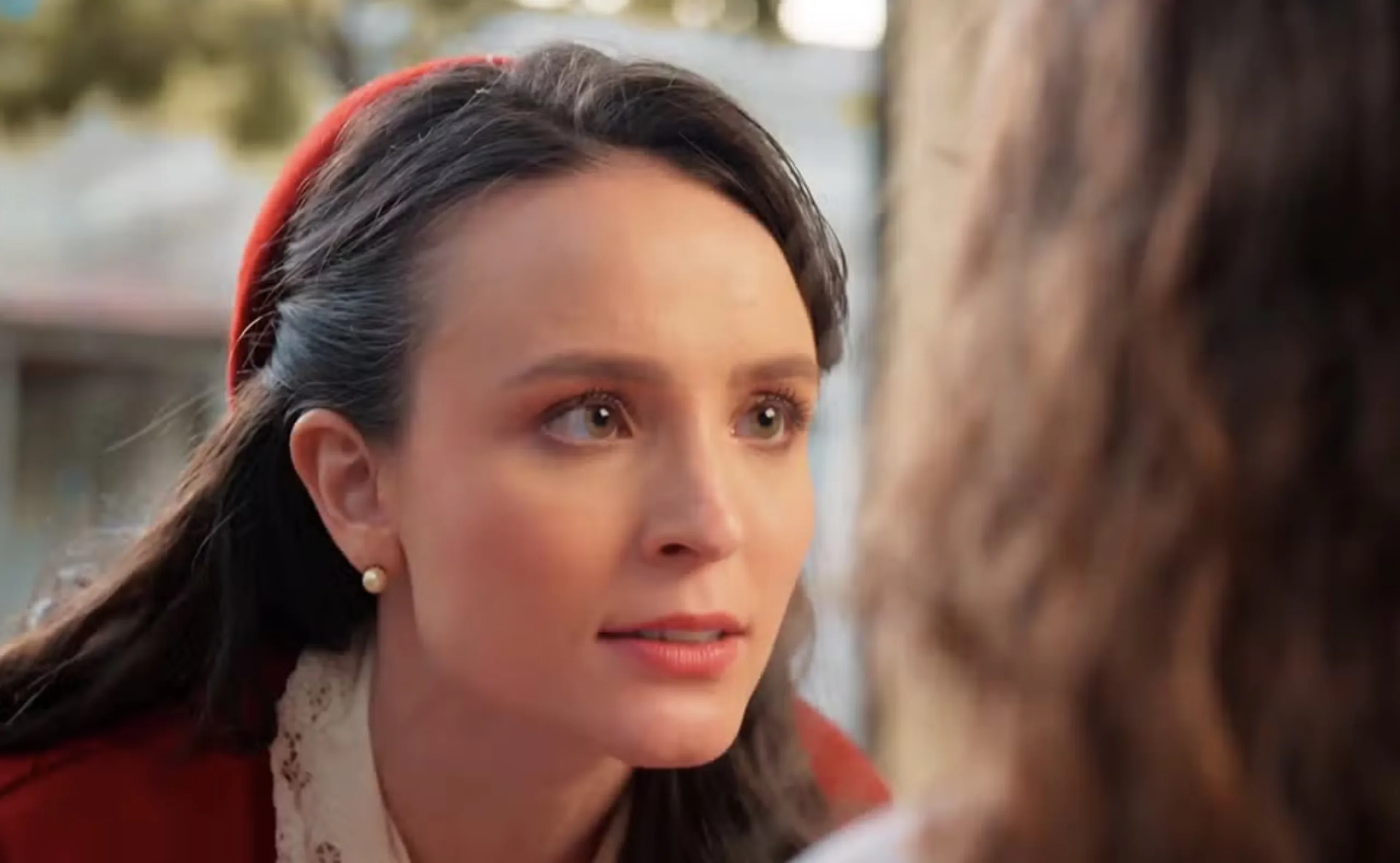 Estela revela segredos de seu passado a Dita, enquanto Olga assume novo papel na fábrica, e Ernesto é flagrado em mais uma armadilha.