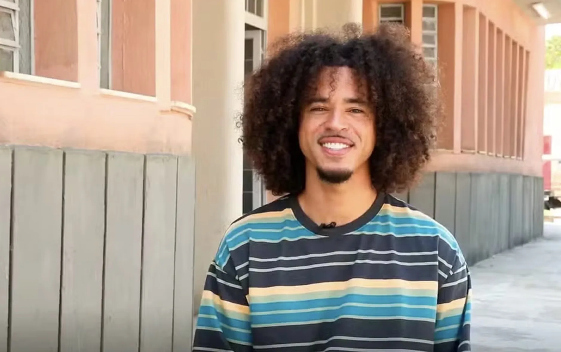 Yara se insinua para Manuel, enquanto Vespa pressiona Ryan a esconder um carregamento no salão. Samuel ensina Leo sobre o trabalho na fábrica, mas Jaques volta a sonhar com Abel, revelando perturbações íntimas.