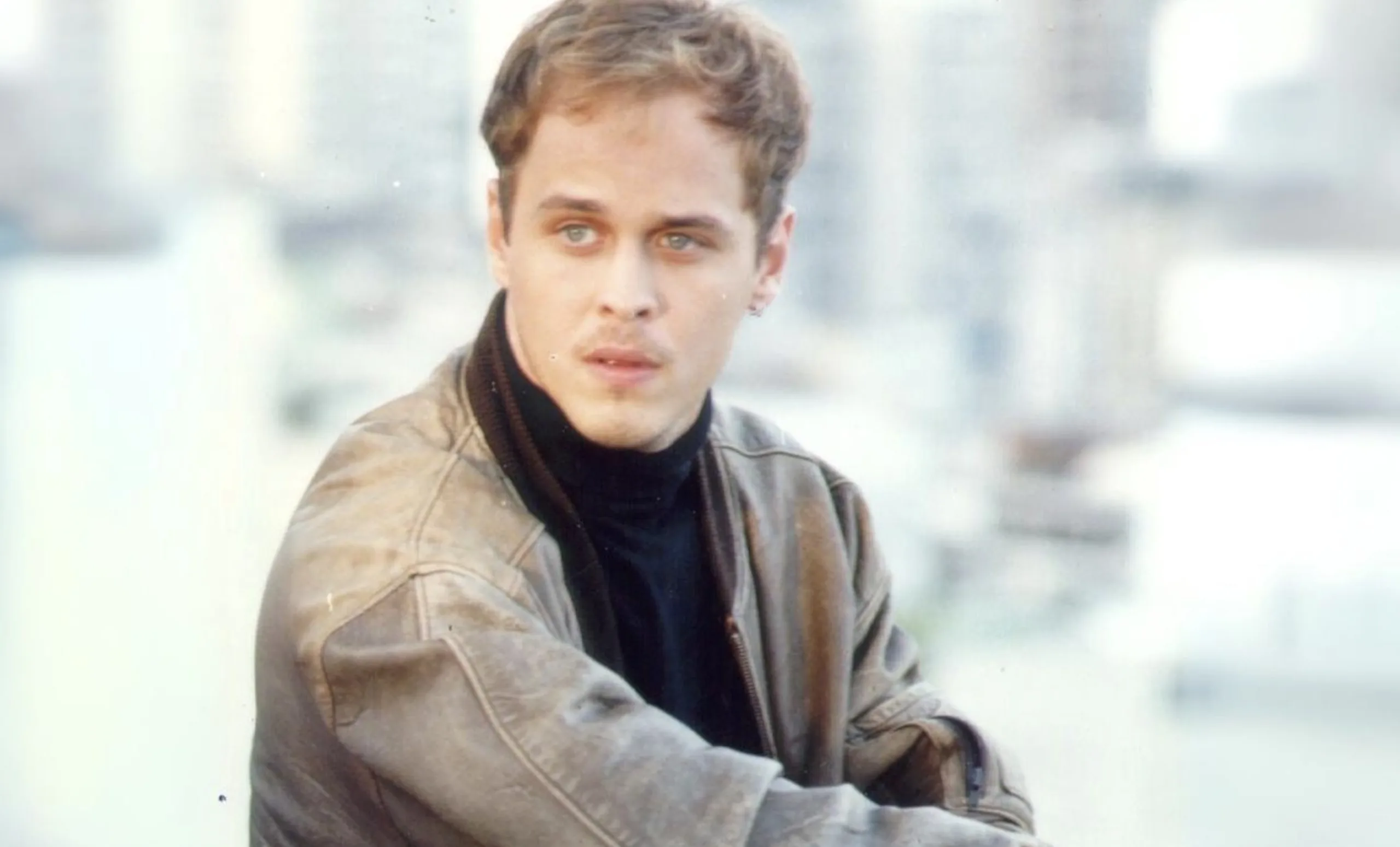 Alberto revela a Lisa que o amor de Alexandre por ela funciona como proteção. Essa interpretação espiritual redefine a relação e aprofunda o peso da vingança.