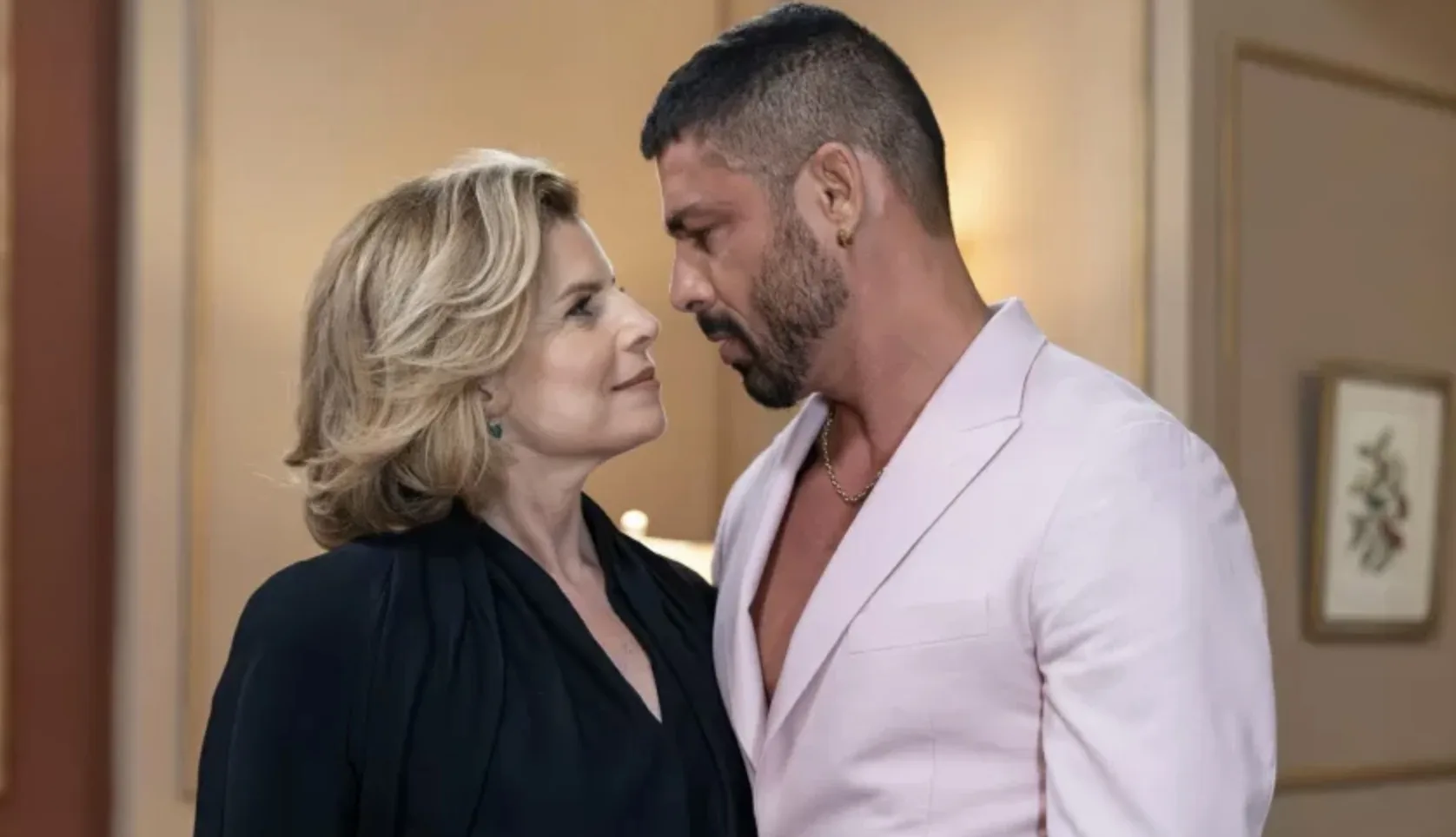 Odete convoca encontro familiar para reafirmar controle. Sua chegada ao lado de César, porém, causa desconforto generalizado entre os presentes.