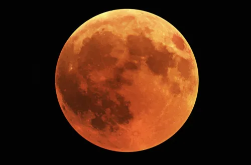 Lua de sangue hoje: Eclipse lunar mais longo de 2025 deixará Lua vermelha e terá transmissão no Brasil