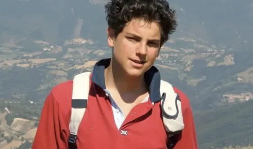 Carlo Acutis desafia tradições e conquista fiéis como primeiro santo millennial