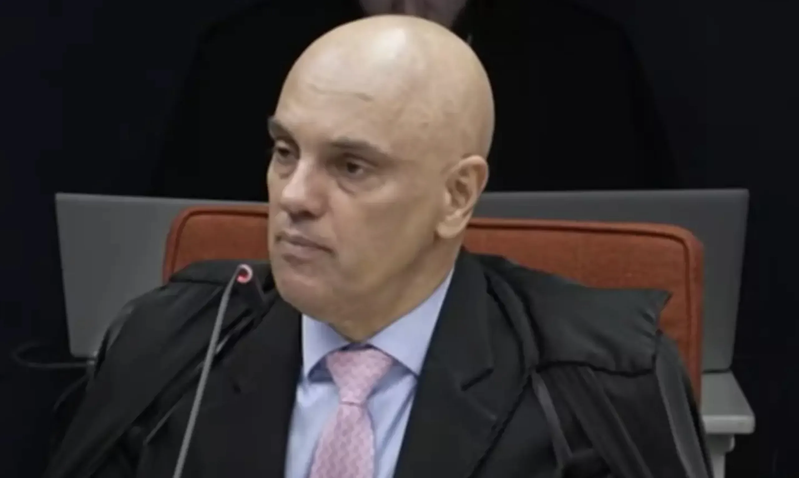 Moraes iniciou a leitura do voto, mas foi interrompido por Fux, que contestou a forma de análise das preliminares, marcando a primeira divergência pública no julgamento.