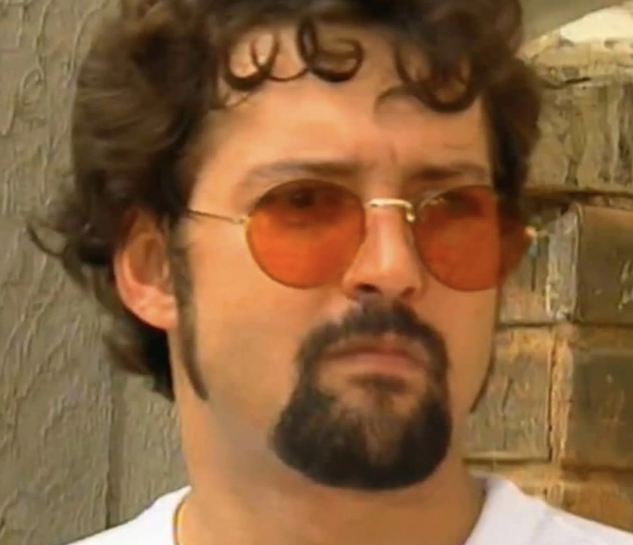 Alberto é preso injustamente após armação de Ismael. Diná, Estela e Queiroz visitam o médico, enquanto Regina comemora o sucesso do plano.