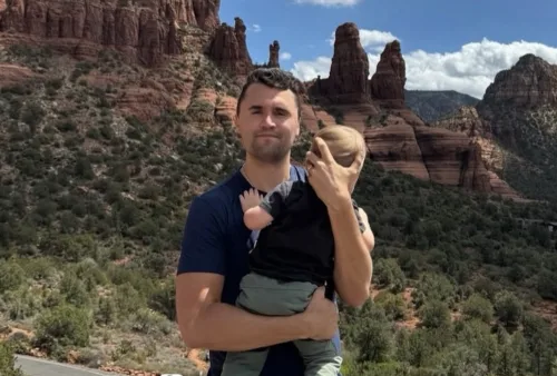 Charlie Kirk: Atentado contra apoiador de Trump expõe tensão política nos EUA durante ato em universidade