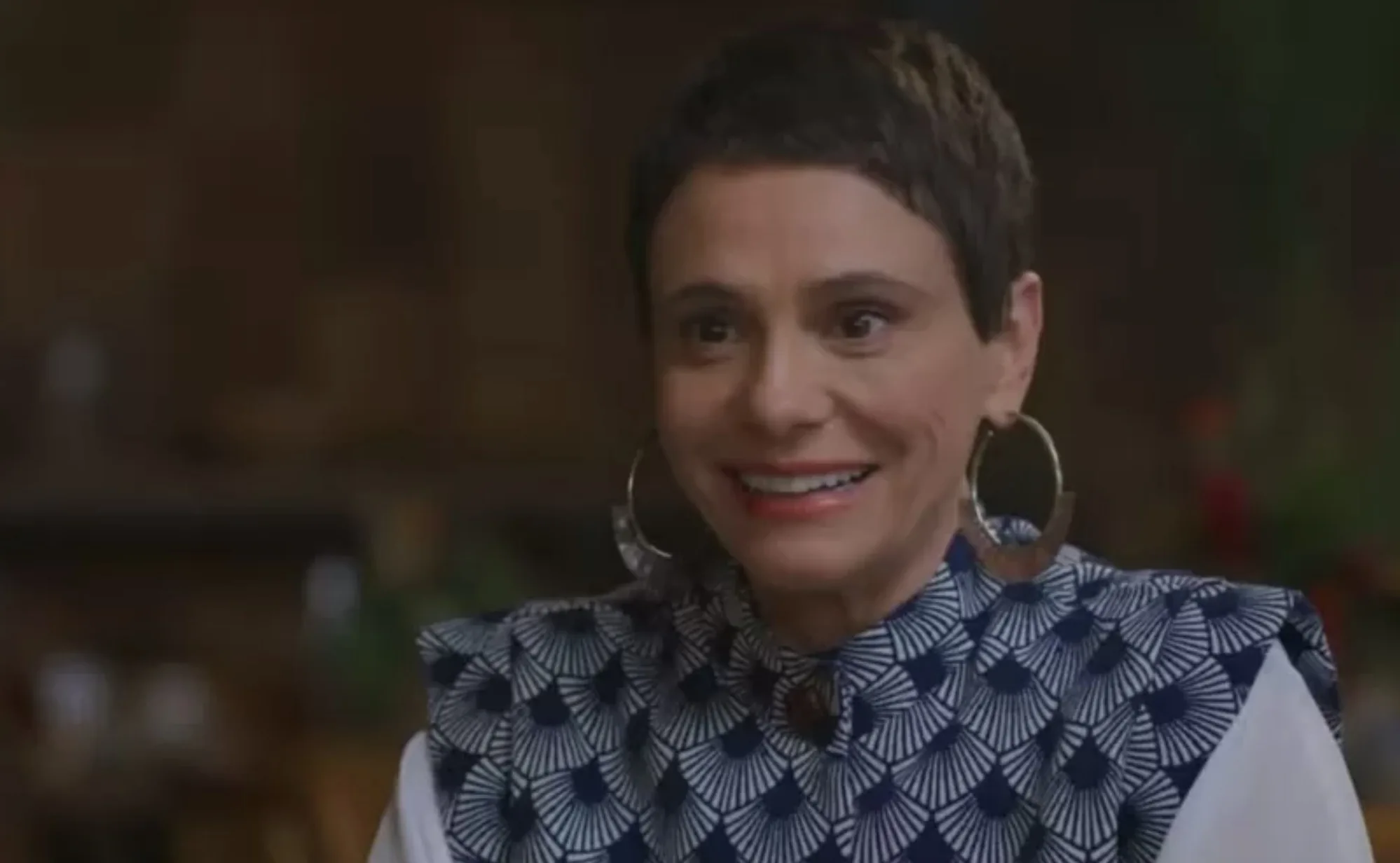 Celina e Olavo se envolvem em segredo, mas a revelação não demora a acontecer. Marina usa a informação para manipular Maria de Fátima e mudar o rumo do jogo de poder.