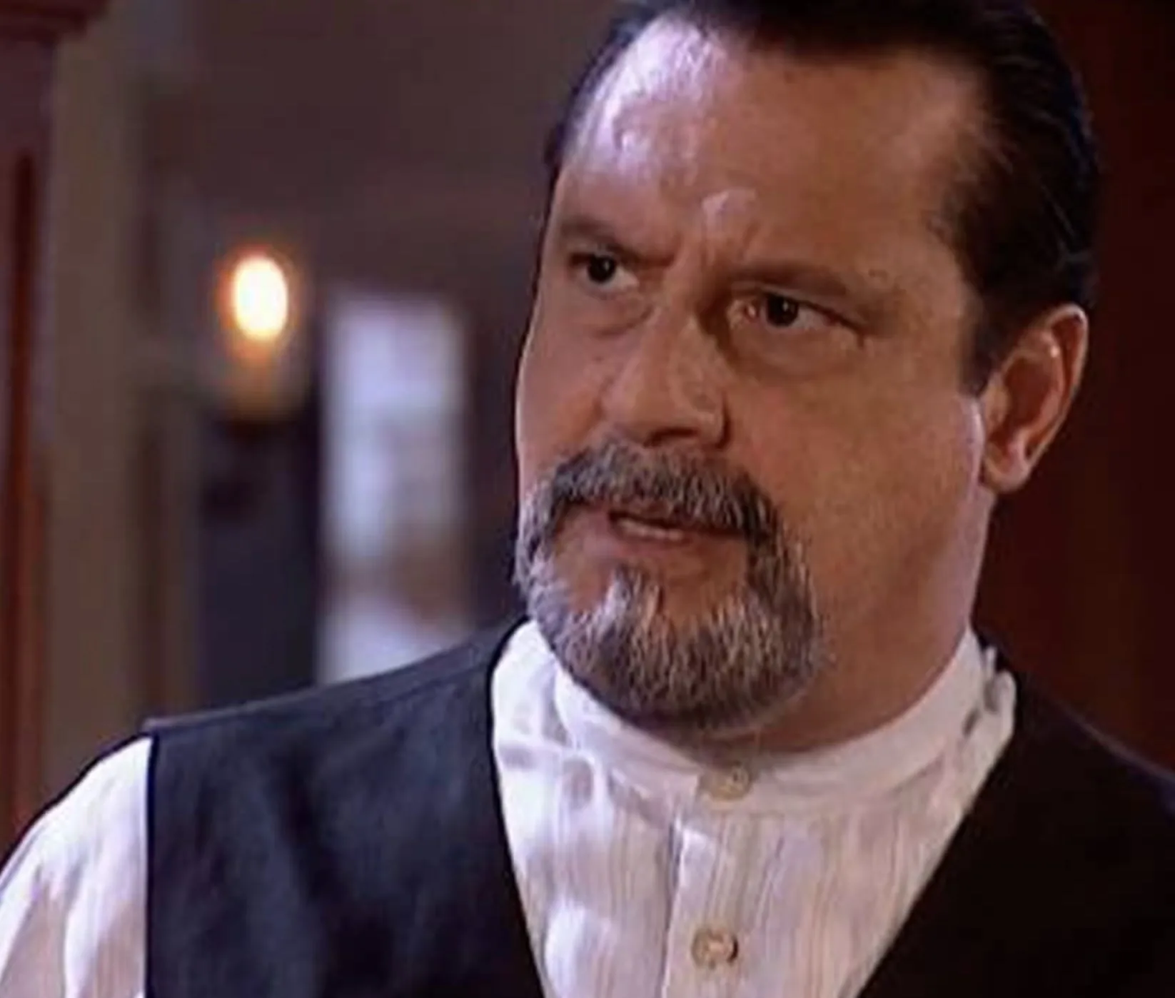 A novela Terra Nostra vai ao ar de segunda a sexta na Globo, sempre às 14h45, logo após o Jornal Hoje, dentro da faixa de reprises vespertinas da emissora.