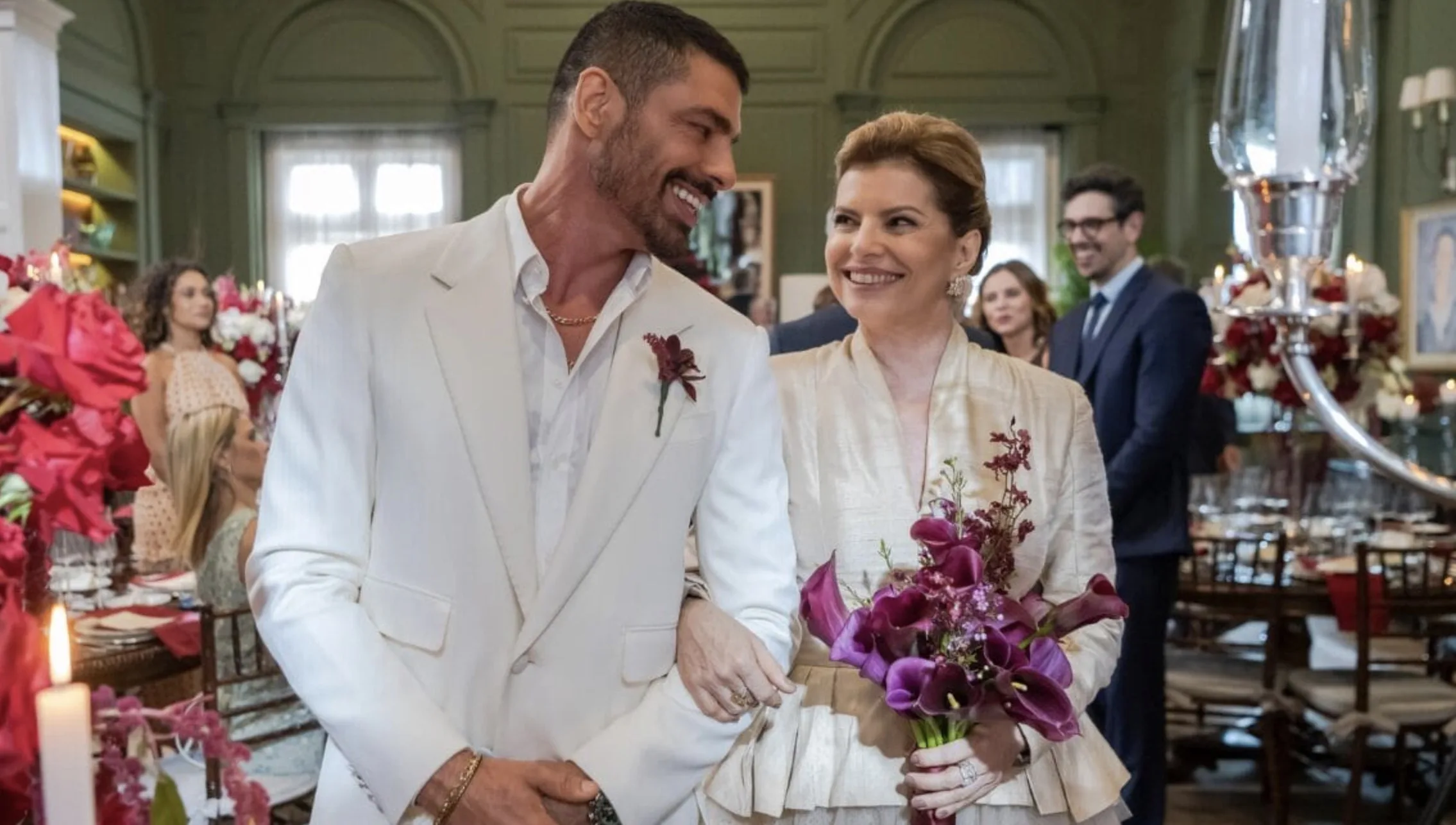 Odete apresenta César aos filhos, ignorando seu passado com Maria de Fátima. A decisão revela a frieza da personagem e antecipa tensões na trama que se intensificarão após a festa.