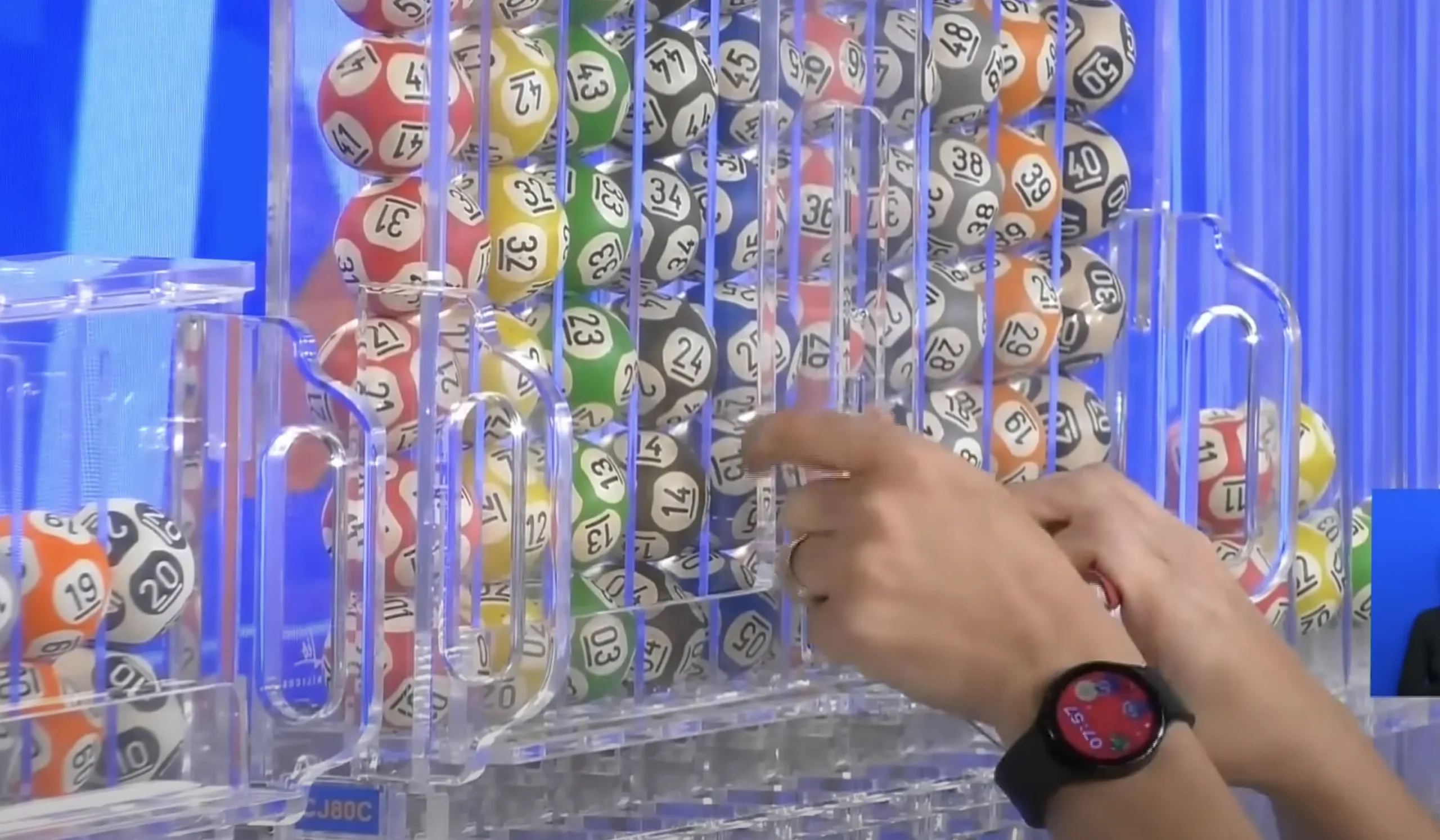 A noite promete emoção para apostadores com Lotofácil 3485, Lotomania 2822, Quina 6825, Dupla Sena 2859 e Super Sete 745 em disputa.