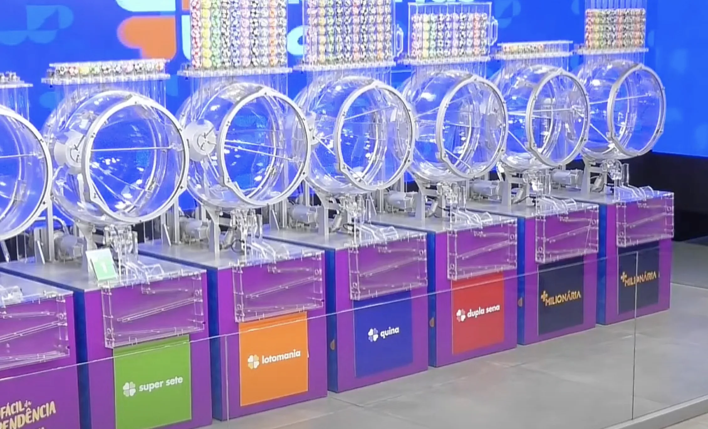 Com quatro sorteios em um mesmo dia, a expectativa é grande. Apostadores sonham com a transformação financeira que pode vir ainda hoje à noite.