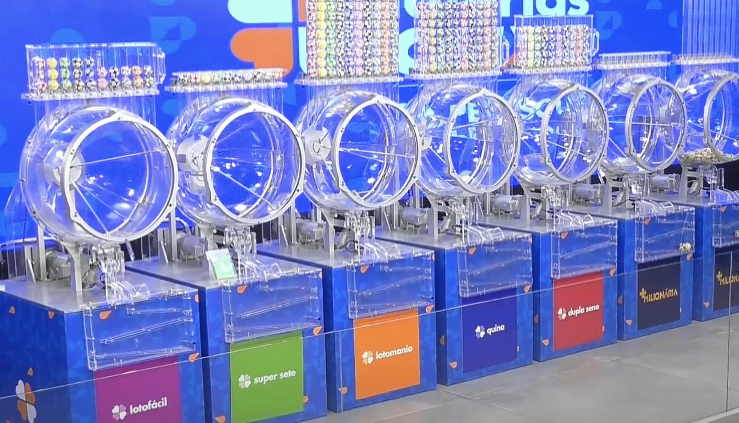 <div class="oresumo"> <h2>Pontos Principais:</h2> <ul> <li>Mega Sena 2913 tem o maior prêmio estimado em dezenas de milhões.</li> <li>Lotofácil 3484 oferece boas chances de acerto com prêmios atrativos.</li> <li>Quina 6824 paga valores milionários e prêmios secundários garantidos.</li> <li>Timemania 2293 acumula milhões e envolve a escolha do Time do Coração.</li> <li>Dia de Sorte 1114 combina sorteio de números e meses com prêmios milionários.</li> </ul> </div>