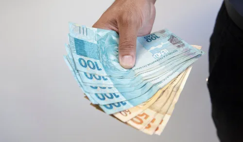 Saque Aniversário do FGTS tem novo limite: governo corta crédito e impõe teto de R$ 2,5 mil por