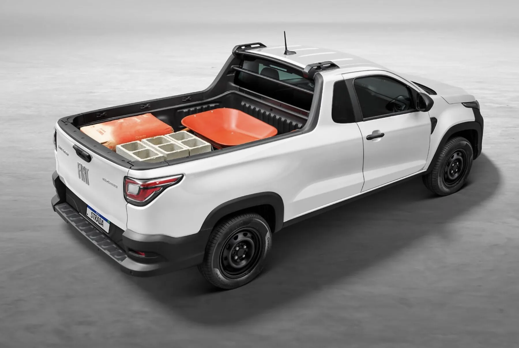 A caçamba de 1.354 litros e a carga útil de 720 kg permitem transportar ferramentas, mercadorias e equipamentos com eficiência, tornando o modelo ideal para pequenos negócios e entregas urbanas.