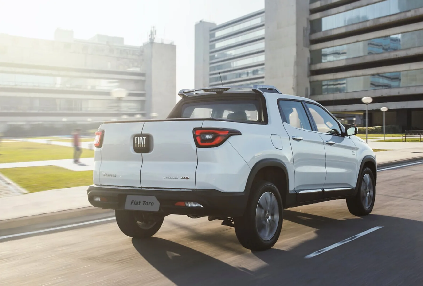 A Fiat Toro Volcano 2.0 4×4 2016 une motor diesel potente, tração integral e câmbio automático, entregando desempenho equilibrado e conforto para qualquer tipo de trajeto.