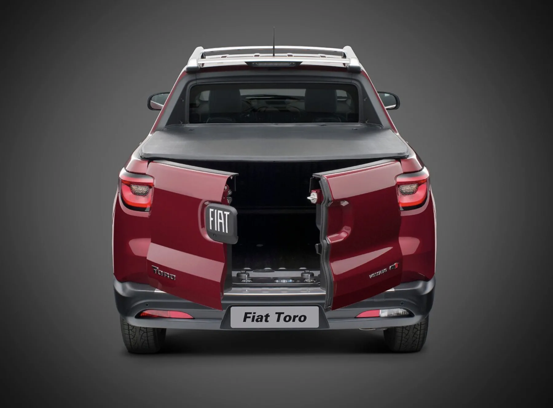 A caçamba bipartida de 820 litros com capacidade de carga de 1.000 kg torna o modelo ideal tanto para uso urbano quanto para o transporte leve em estradas.