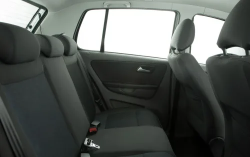 O interior tem espaço para cinco pessoas e porta-malas de 270 litros. Conta com direção elétrica, ajuste de altura do volante e banco do motorista, além de freios ABS e airbags frontais. O conforto é simples, mas funcional, com boa ergonomia e posição de dirigir elevada.