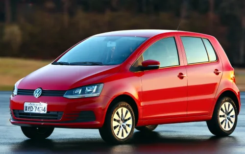 O Volkswagen Fox Trendline 1.0 2015 é um hatch urbano pensado para quem busca economia, praticidade e manutenção simples. Com direção elétrica e câmbio manual, ele é ideal para o cotidiano na cidade, oferecendo conforto e facilidade de condução em trajetos curtos.