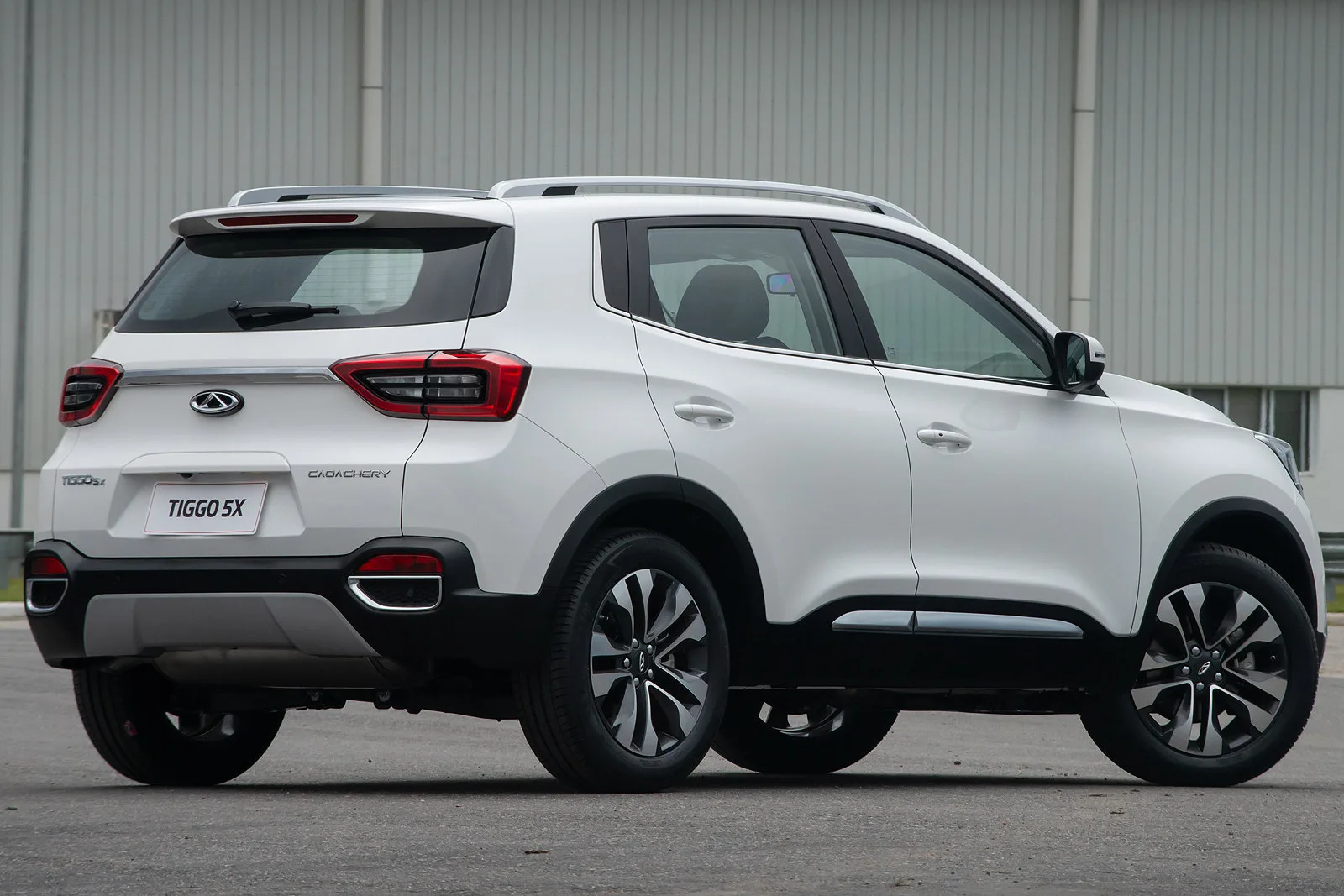 O consumo é de 6,7 km/l no etanol e 9,8 km/l na gasolina, com tanque de 57 litros. A autonomia varia de 382 a 667 km, dependendo do combustível e do tipo de uso.