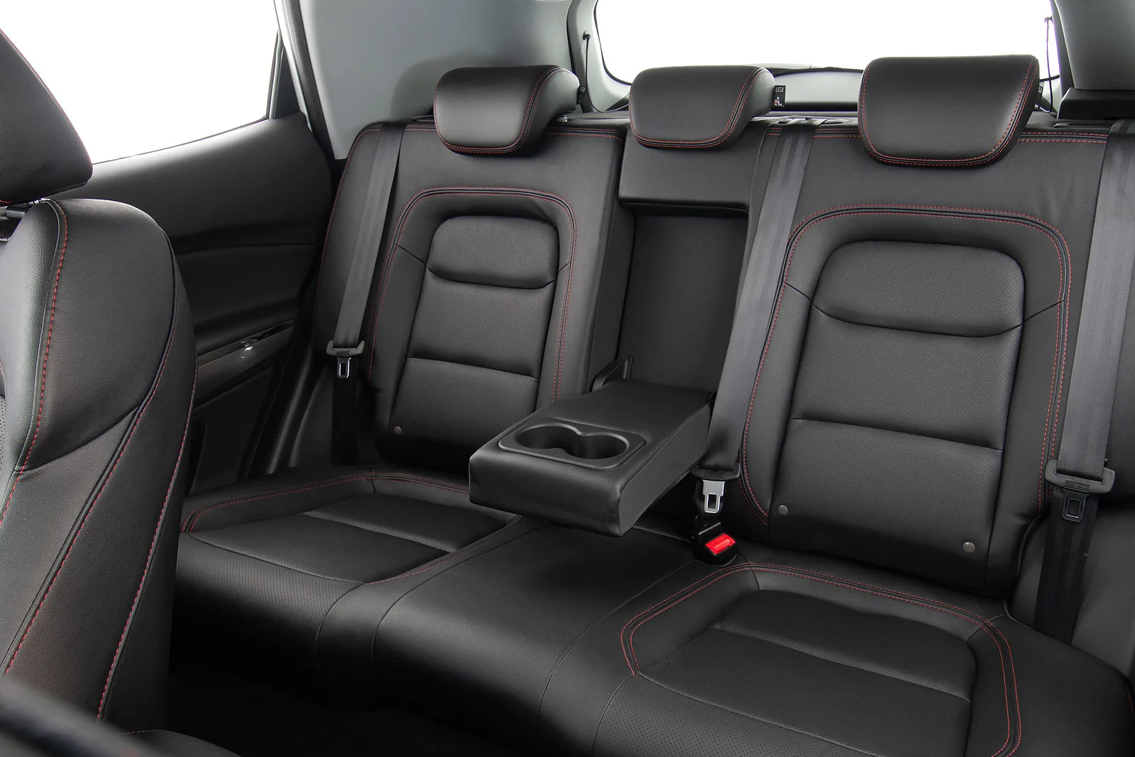 O interior acomoda cinco pessoas, tem 340 litros de porta malas e bom conforto. Serve bem ao uso familiar, com acabamento correto e espaço suficiente para o dia a dia.