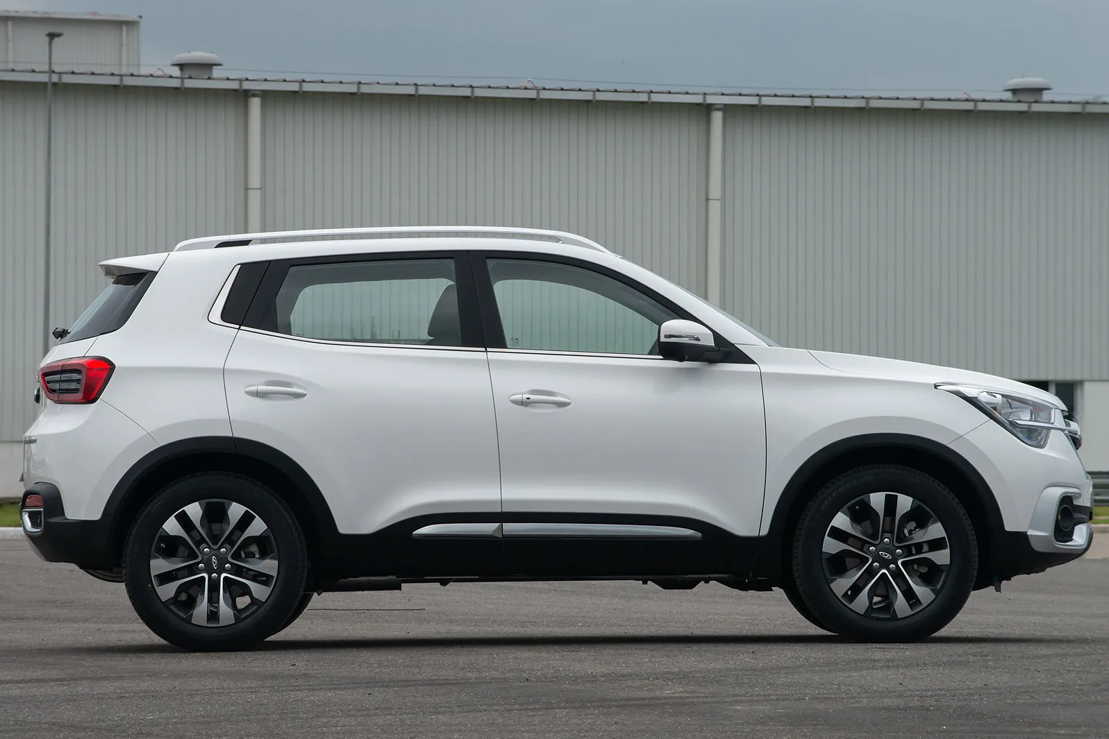 O Tiggo 5X 2019 serve para quem busca SUV confortável e completo. É opção útil para famílias pequenas, mas pede cuidado com câmbio e consumo antes da compra.