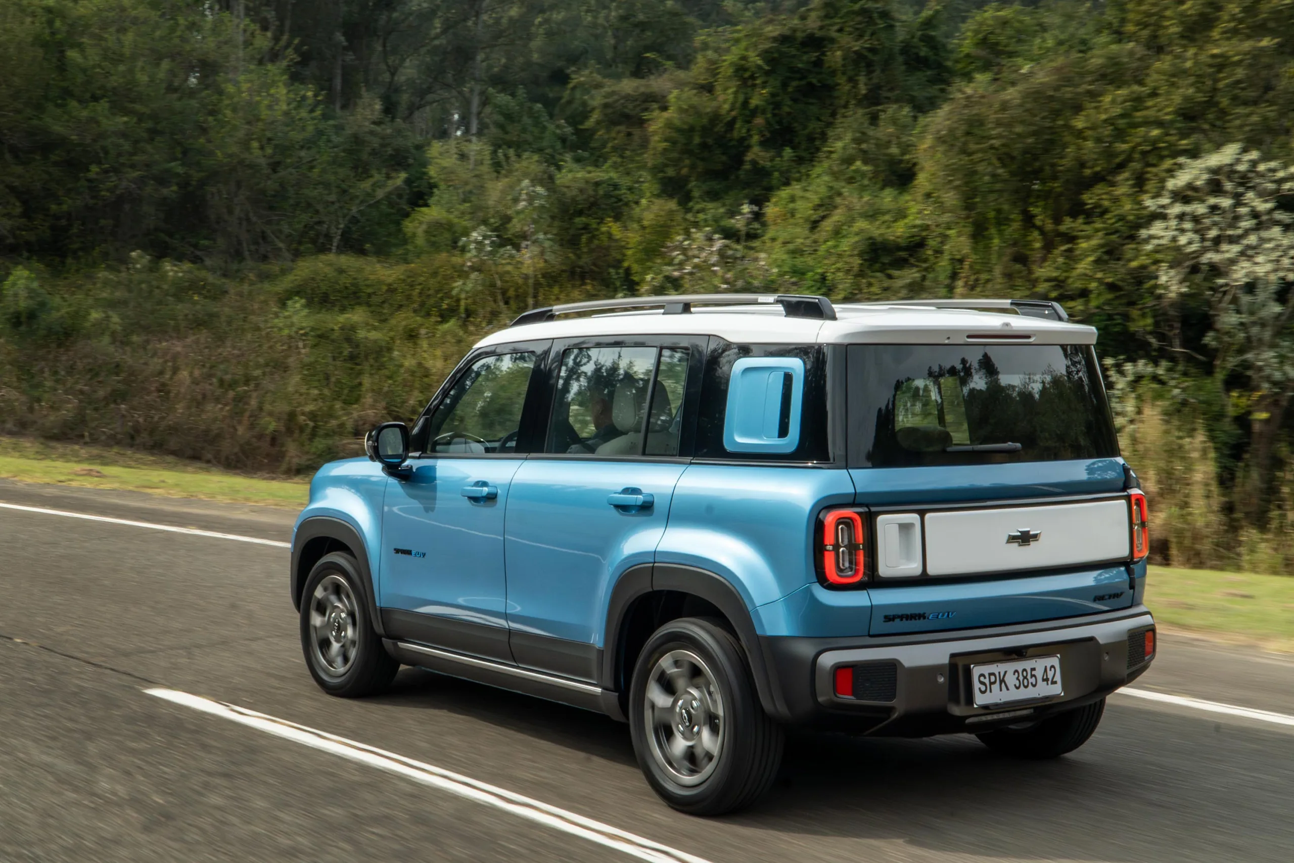 A parceria com a Uber oferece preço de R$ 149.990 e cashback, ampliando o acesso aos veículos elétricos.