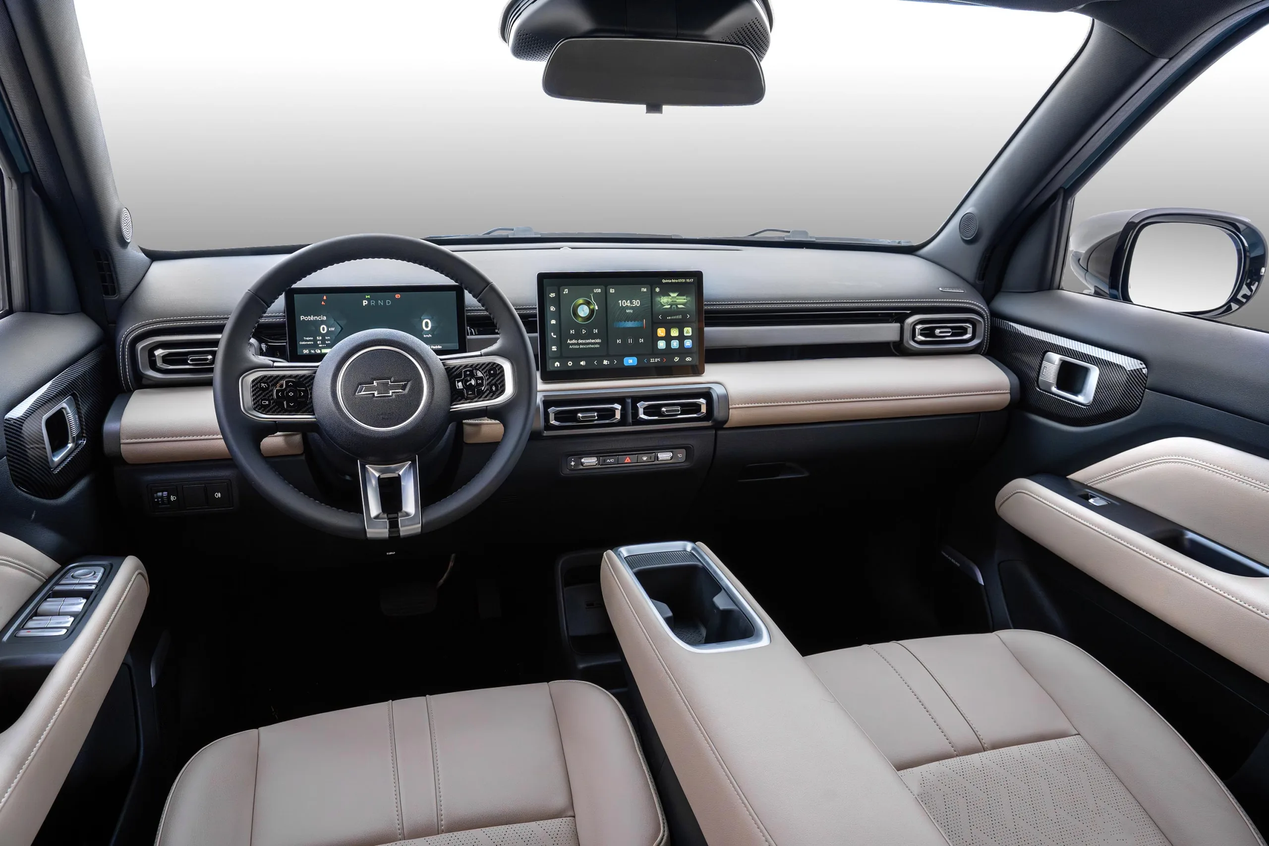 O interior reúne tecnologia e conforto, com central multimídia de 10,1” e assistências semiautônomas de condução.